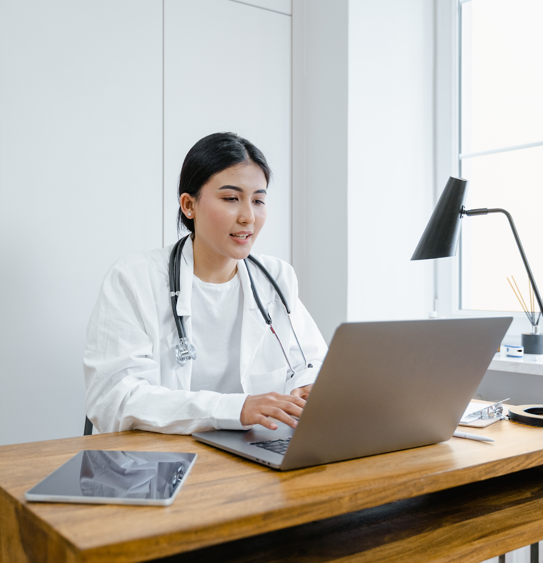 Doctora trabajando con nuestro panel desde su computadora